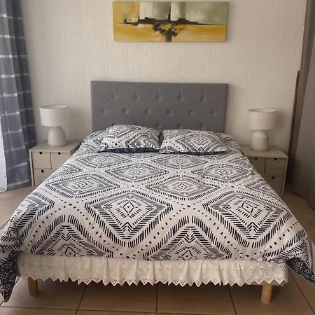 A Avec Balcon A 200m Du Port Sanary-sur-Mer