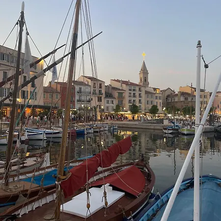 à Avec Balcon à 200m Du Port